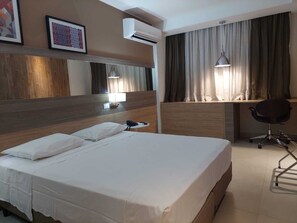 Safe på rommet, blendingsgardiner, lydisolert og strykejern/-brett