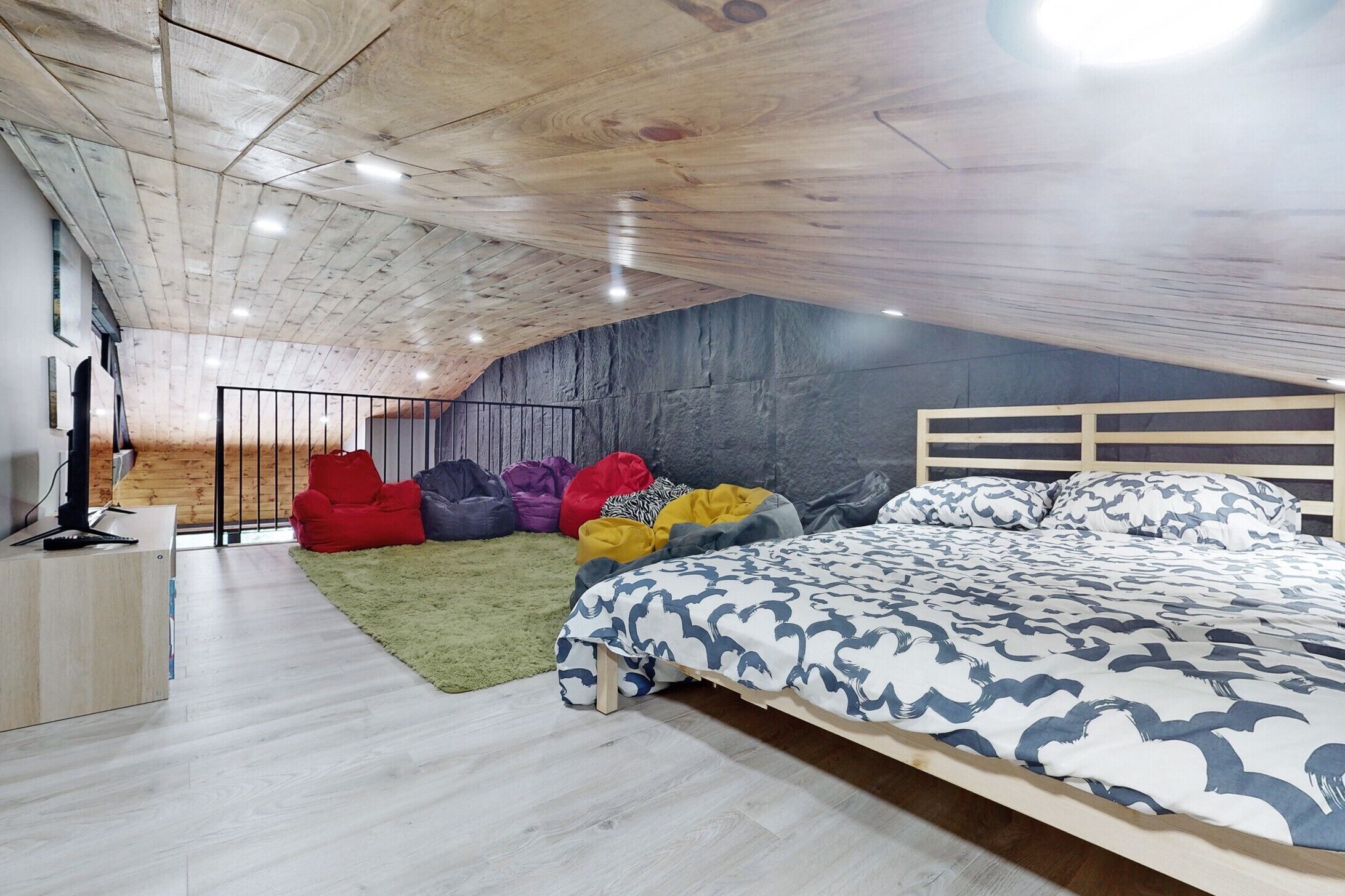 4 Bedroom Lakefront Townhouse Cottage