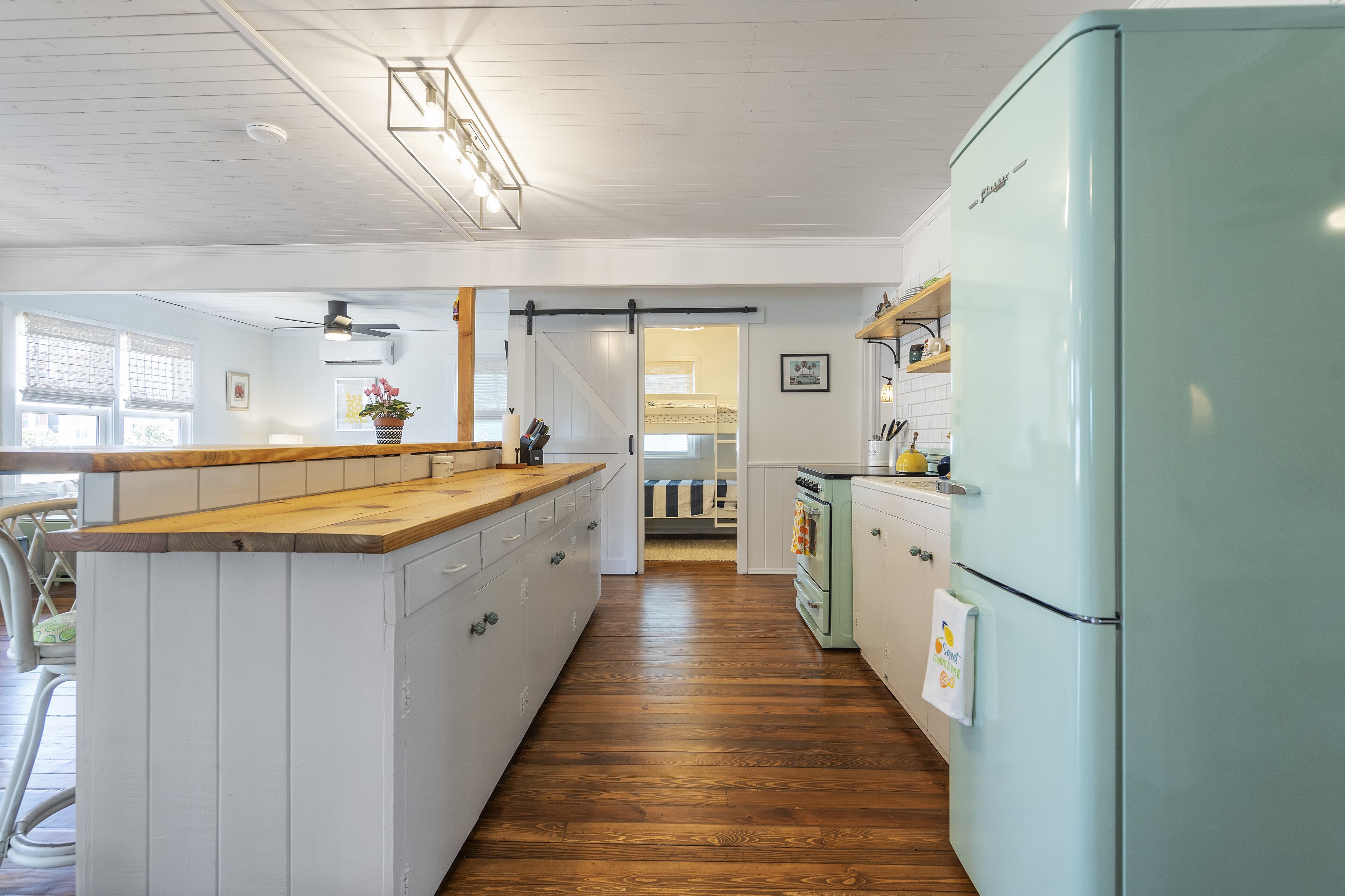 The AWARD-WINNING Knotty Cottage, Beach House, Newly Renovated