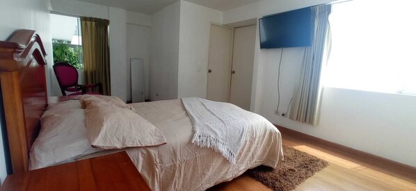 2 bedrooms, in-room safe, desk, iron/ironing board