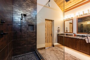 Shower, hair dryer, towels - MTN Views*Rain Shower*Fireplace (Cripple Creek)