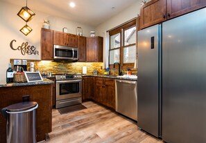 Fridge, microwave, oven, stovetop - MTN Views*Rain Shower*Fireplace (Cripple Creek)