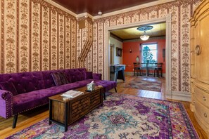 Smart TV, fireplace, table football, ping pong - Updated*1895 Victorian*Hot Tub*MTN Views (Cripple Creek)