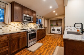 Jääkaappi, mikroaaltouuni, uuni, liesi