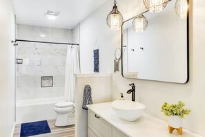 Douche, sèche-cheveux, serviettes fournies, savon