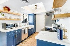 Fridge, microwave, oven, stovetop - Sedona Sanctuary (Sedona)