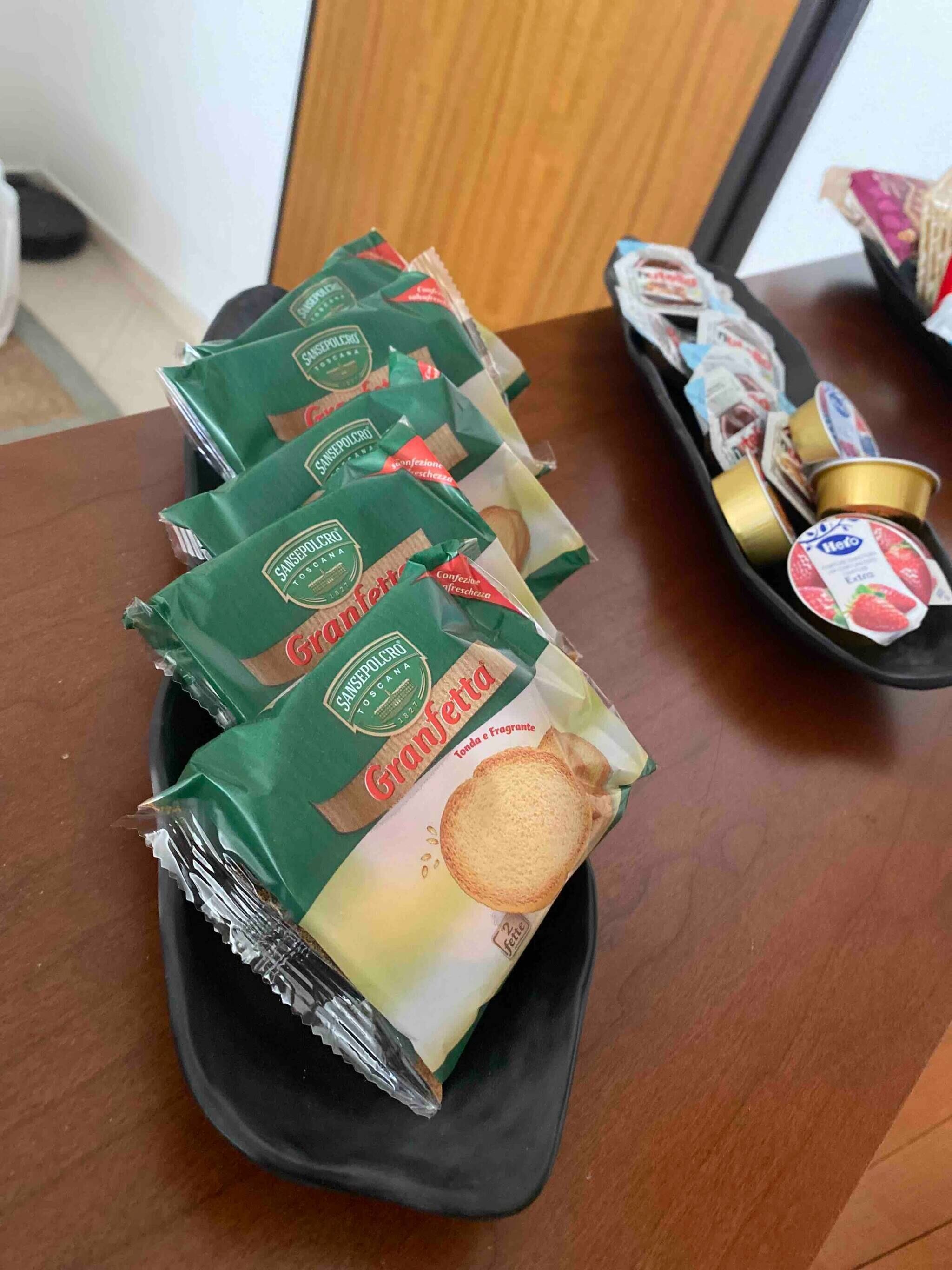 Un plateau contenant plusieurs paquets de biscuits Granfetta et un pot de yaourt.