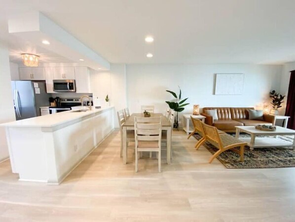 Un apartamento moderno con cocina, comedor y sala de estar.
