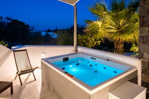 Private spa tub