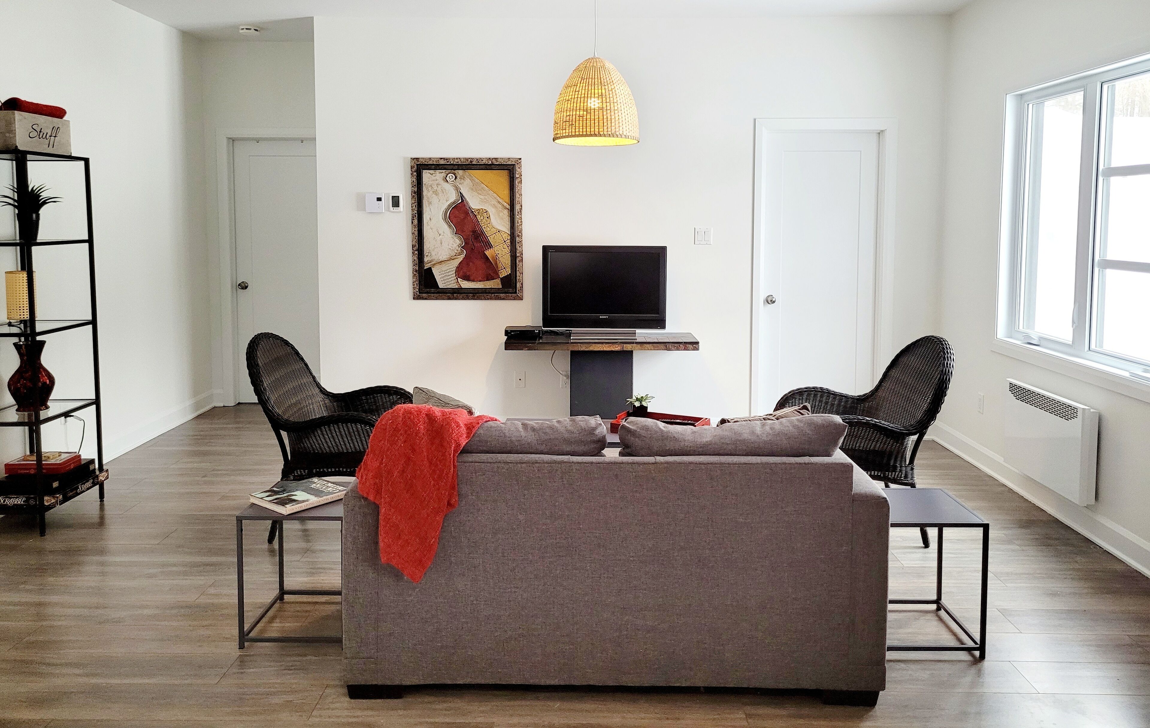 Bright, spacious, and private apartment 