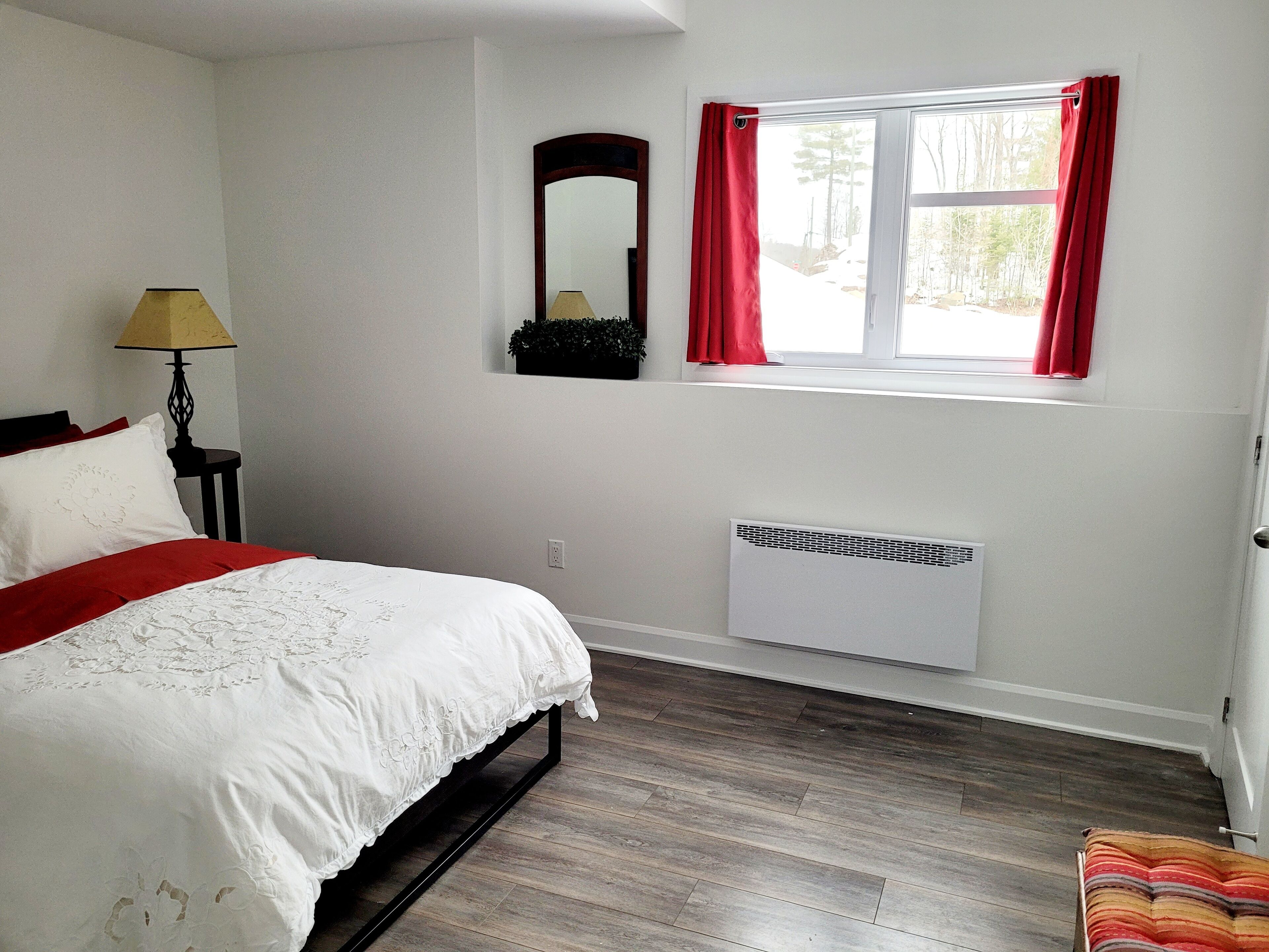 Bright, spacious, and private apartment 