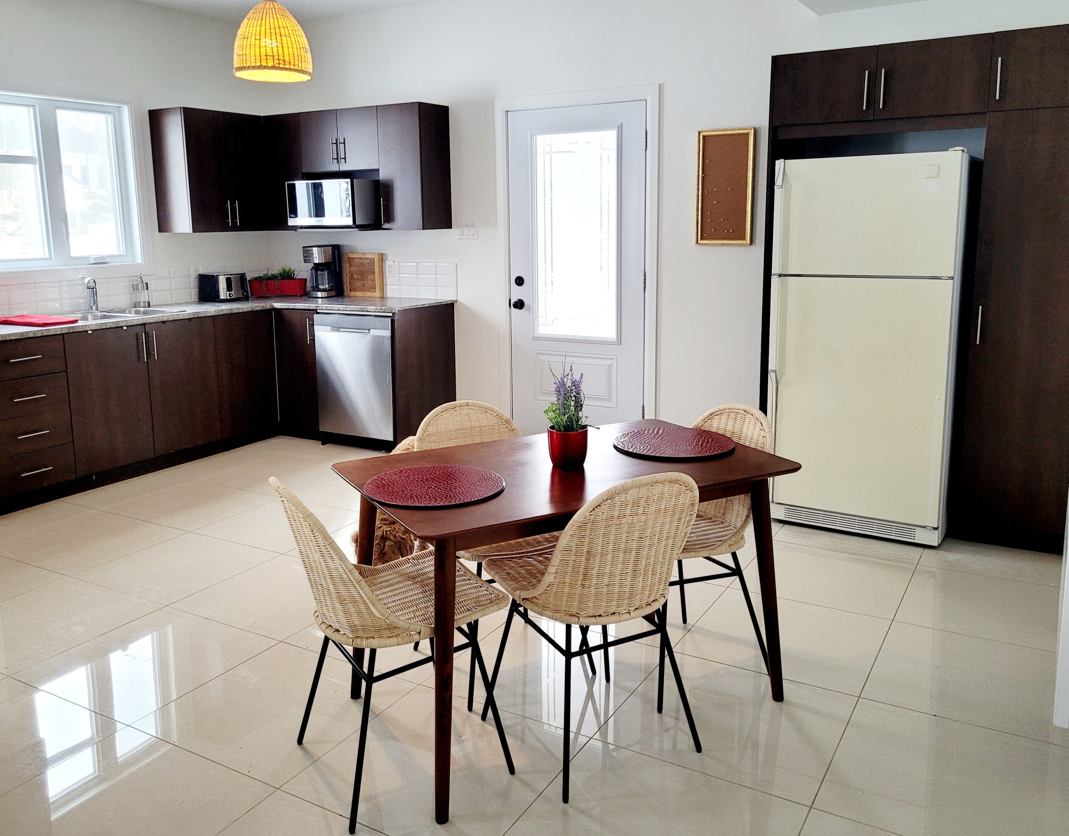 Bright, spacious, and private apartment 