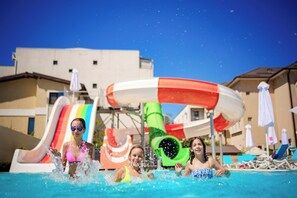 A swimming pool with water slides and umbrellas. - Bacolux Koralio (Eforie)