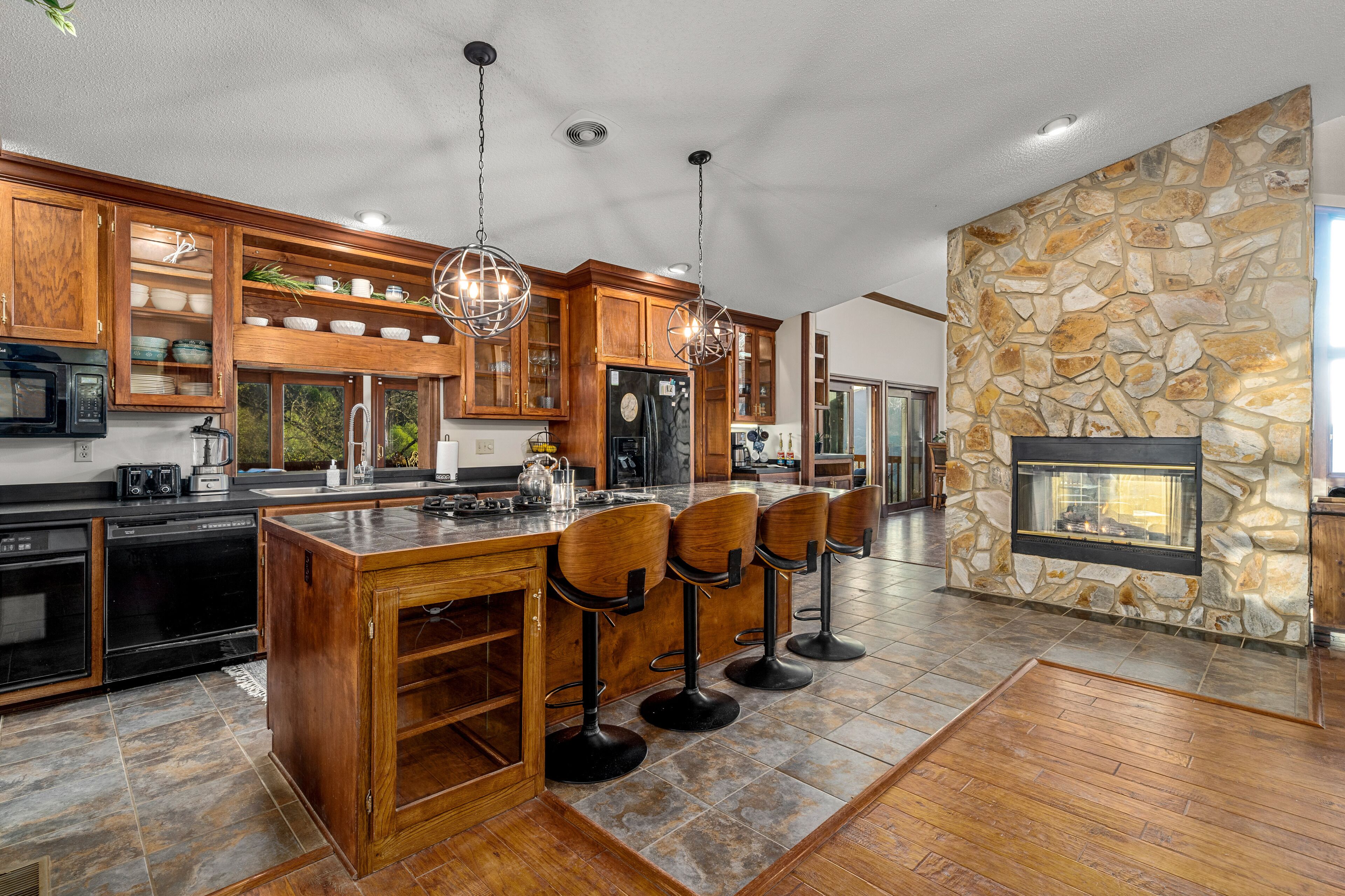 14 Acres - Theater Room - 20 Miles to DT Asheville - Paved Drive the whole way!