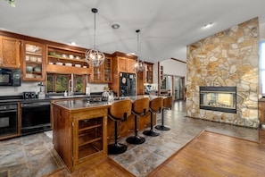 Fridge, microwave, oven, stovetop - 14 Acres - Theater Room - 20 Miles to DT Asheville - Paved Drive the whole way! (Canton)