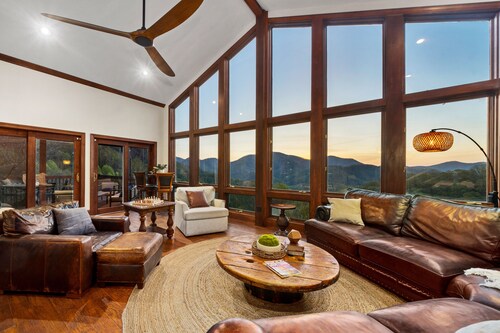 14 Acres - Theater Room - 20 Miles to DT Asheville - Paved Drive the whole way!