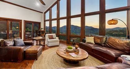 14 Acres - Theater Room - 20 Miles to DT Asheville - Paved Drive the whole way!