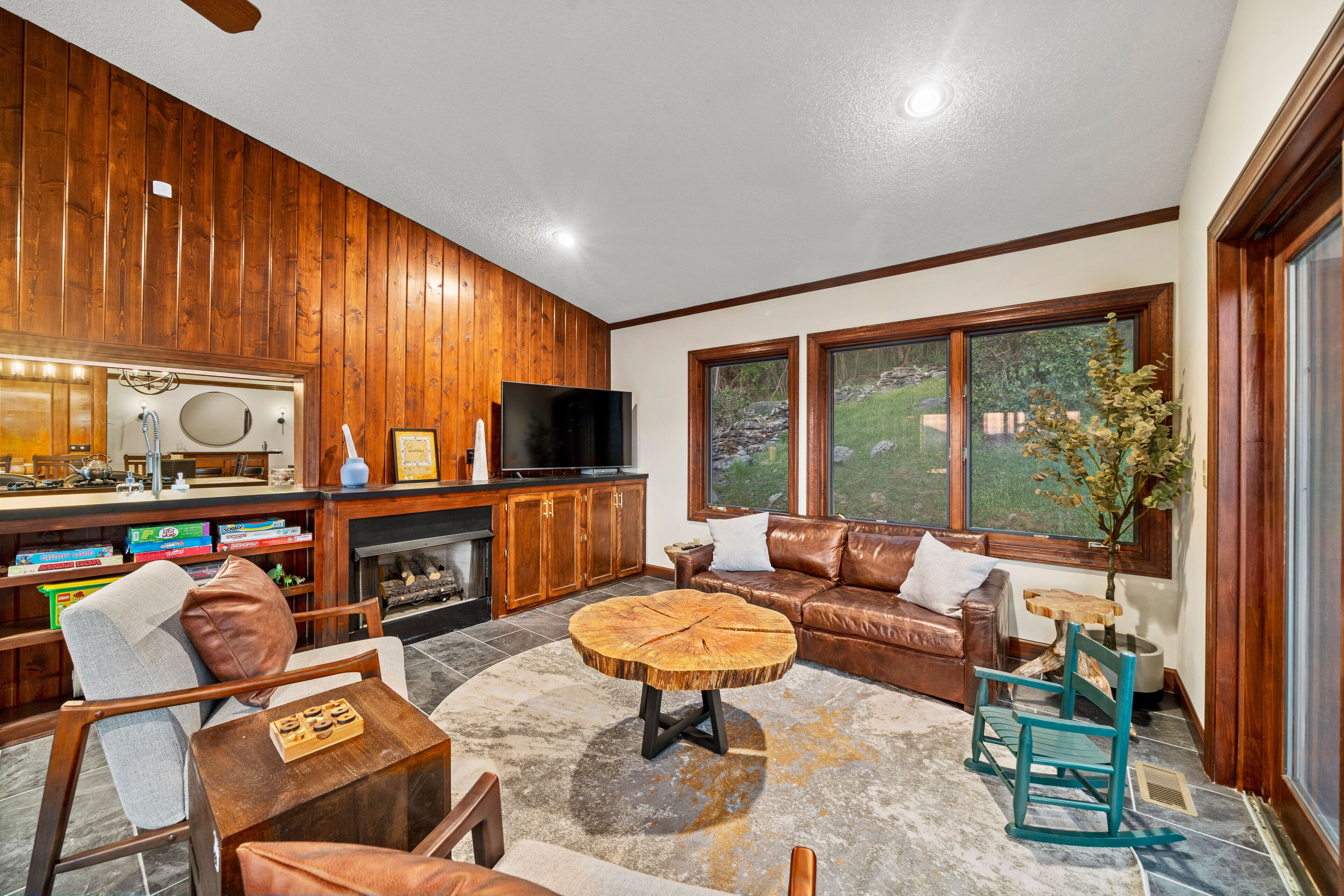 14 Acres - Theater Room - 20 Miles to DT Asheville - Paved Drive the whole way!