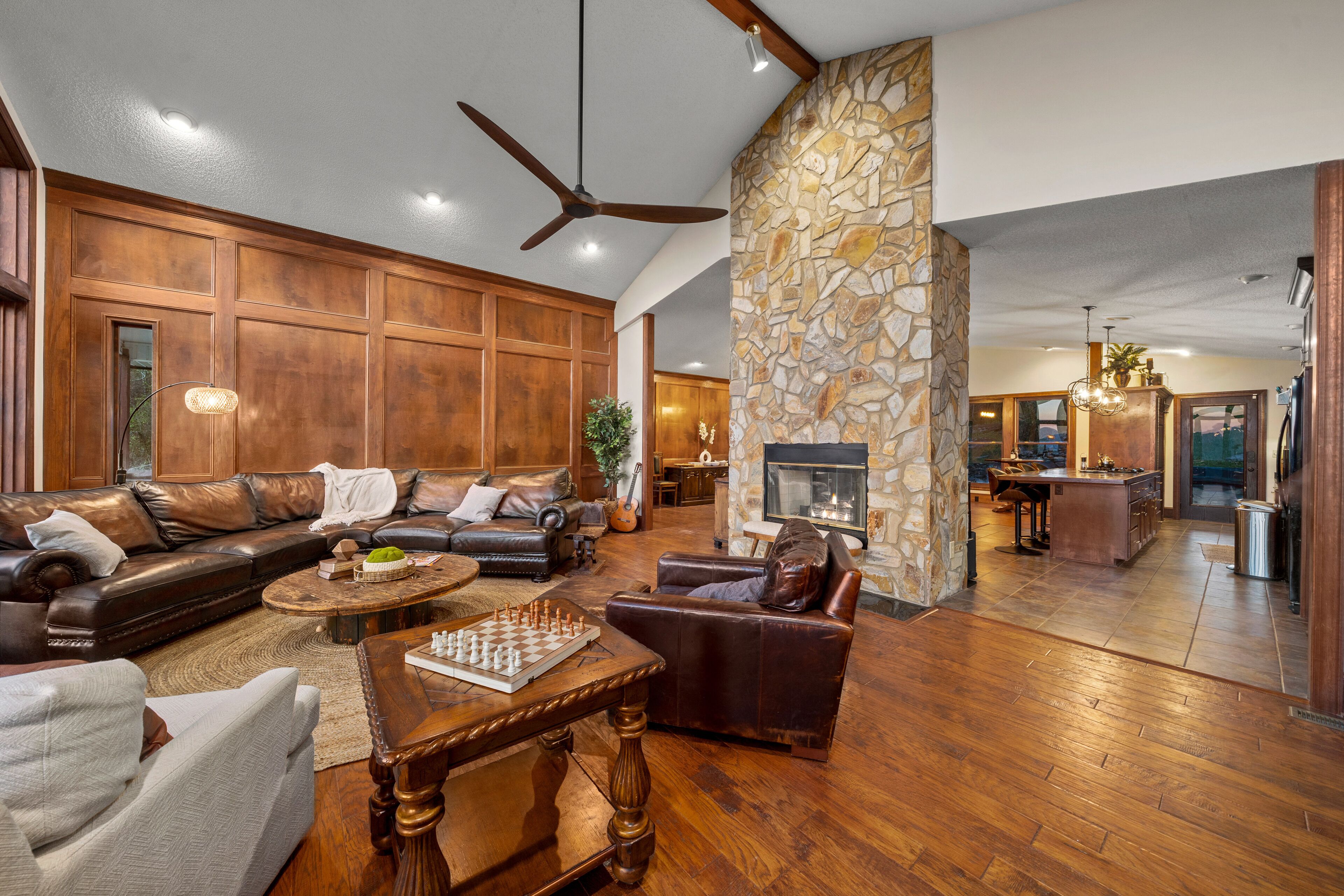 14 Acres - Theater Room - 20 Miles to DT Asheville - Paved Drive the whole way!