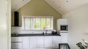 Refrigerador, parrilla de estufa, lavavajillas y cafetera y tetera