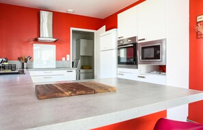 ثلاجة، فرن،  غسالة أطباق