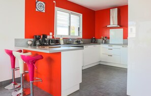 Fridge, microwave, oven, dishwasher - 4 bedroom cozy home in Clohars-Carnoët (Clohars-Carnoët)