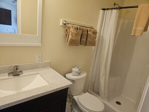 Deluxe-Doppelzimmer, 2 Schlafzimmer | Badezimmer | Dusche, Handtücher