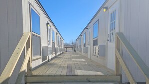 Una fila de casas móviles blancas con escalones de madera que conducen a la entrada.