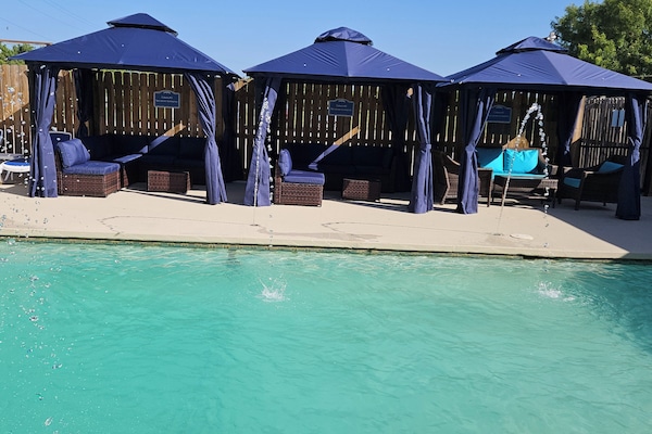 Piscine extérieure, tentes de plage