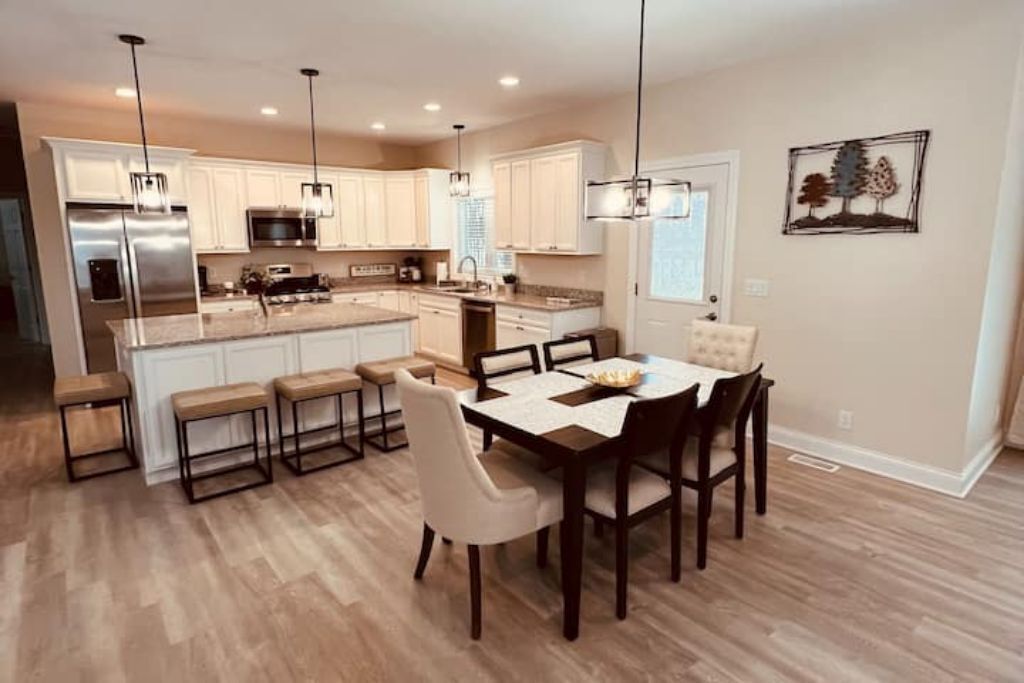 Cozy, Stylish & Modern Home with Outdoor Firepit. 1.5miles to Lake Geneva Beach.