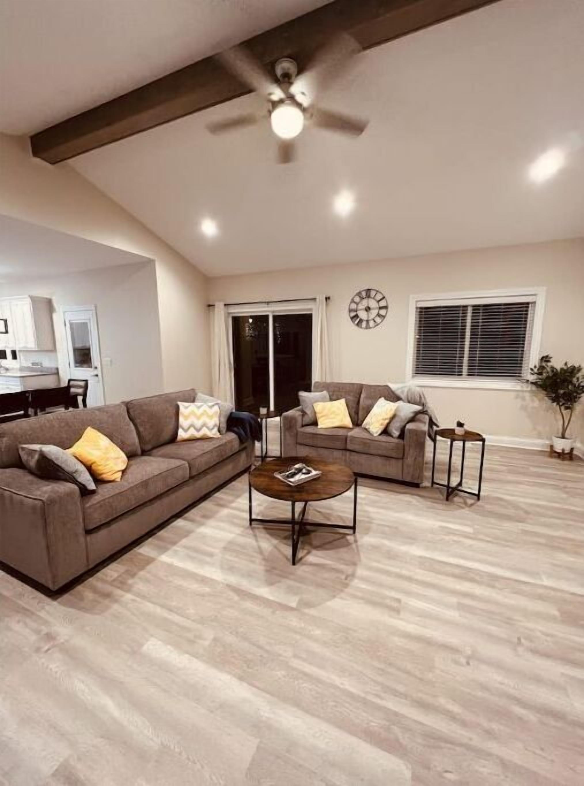 Cozy, Stylish & Modern Home with Outdoor Firepit. 1.5miles to Lake Geneva Beach.