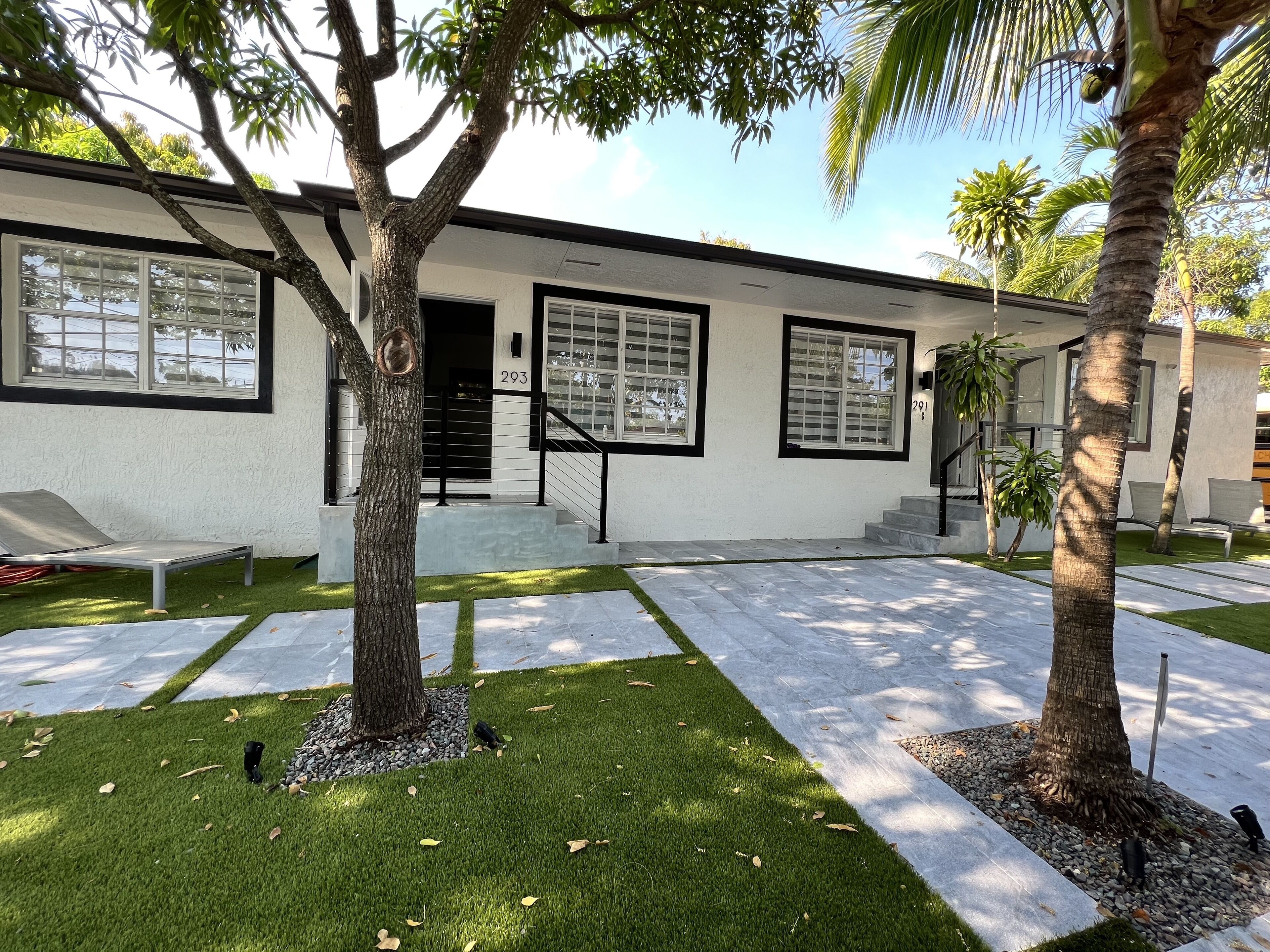 Beautiful 2/1 with outdoor amenities