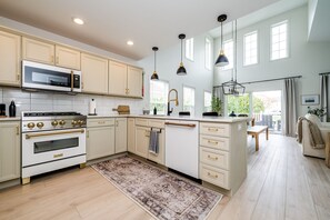 Jääkaappi, mikroaaltouuni, uuni, liesi