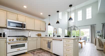 Beautiful Luxury Home located at Island Pointe Marina!
Just 1 mile to downtown!