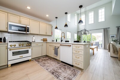 Beautiful Luxury Home located at Island Pointe Marina!
Just 1 mile to downtown!