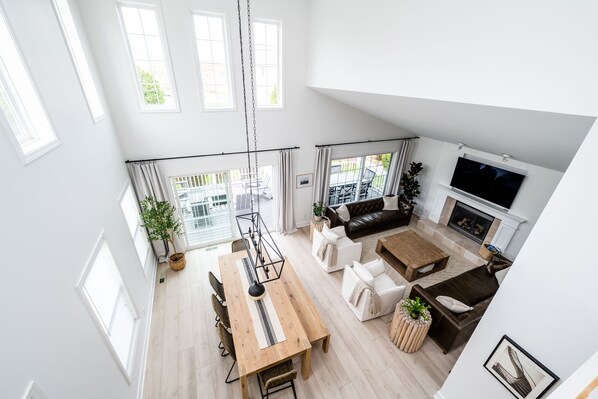 Älytelevisio, takka, kirjoja