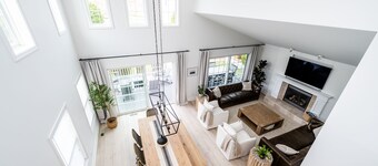 Beautiful Luxury Home located at Island Pointe Marina! 
Just 1 mile to downtown!