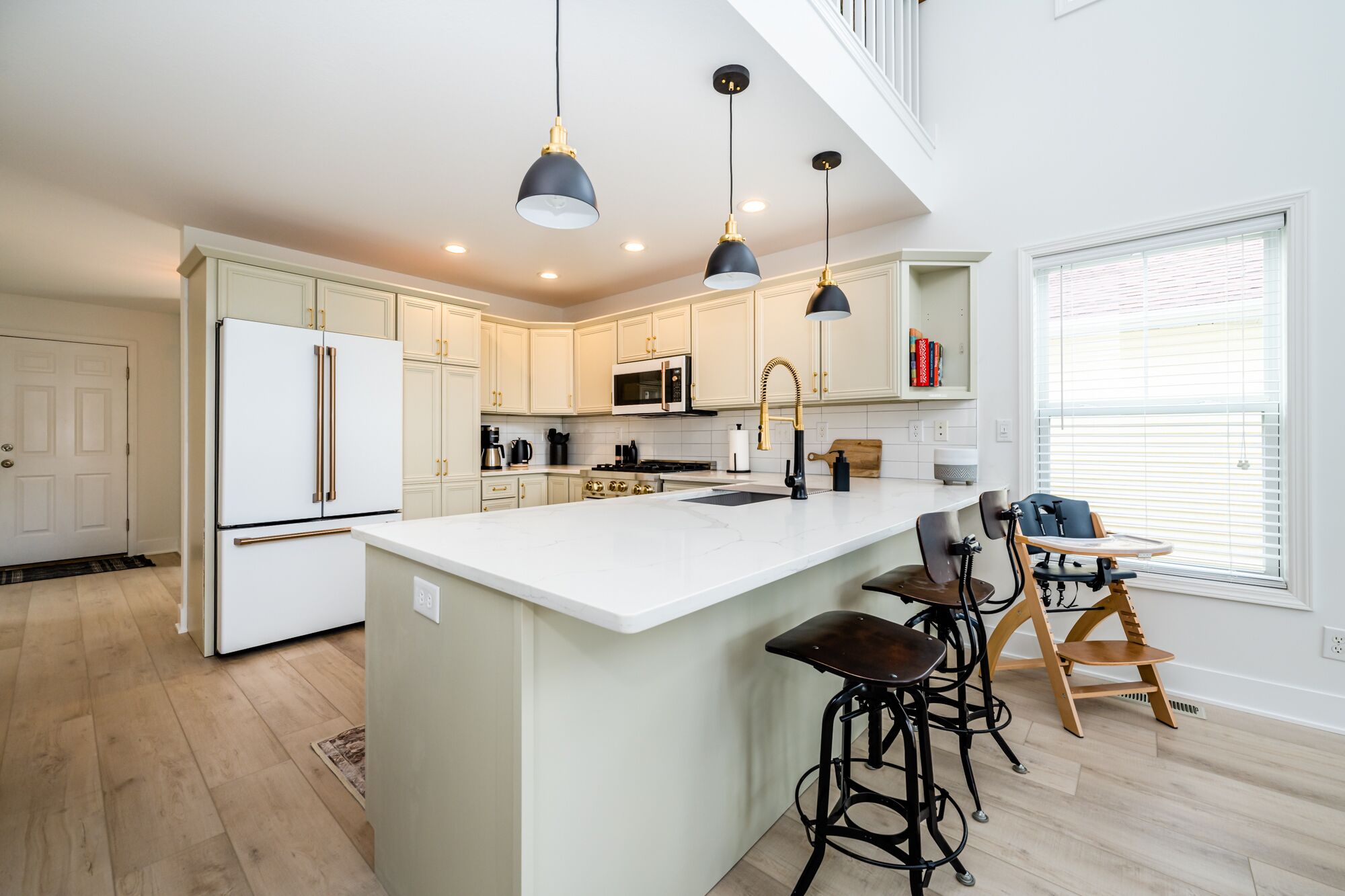 Beautiful Luxury Home located at Island Pointe Marina! 
Just 1 mile to downtown!