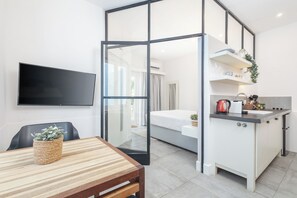 Departamento de diseñador | Área de sala de estar | Smart TV de 54 pulgadas con canales digitales, televisión y Netflix 