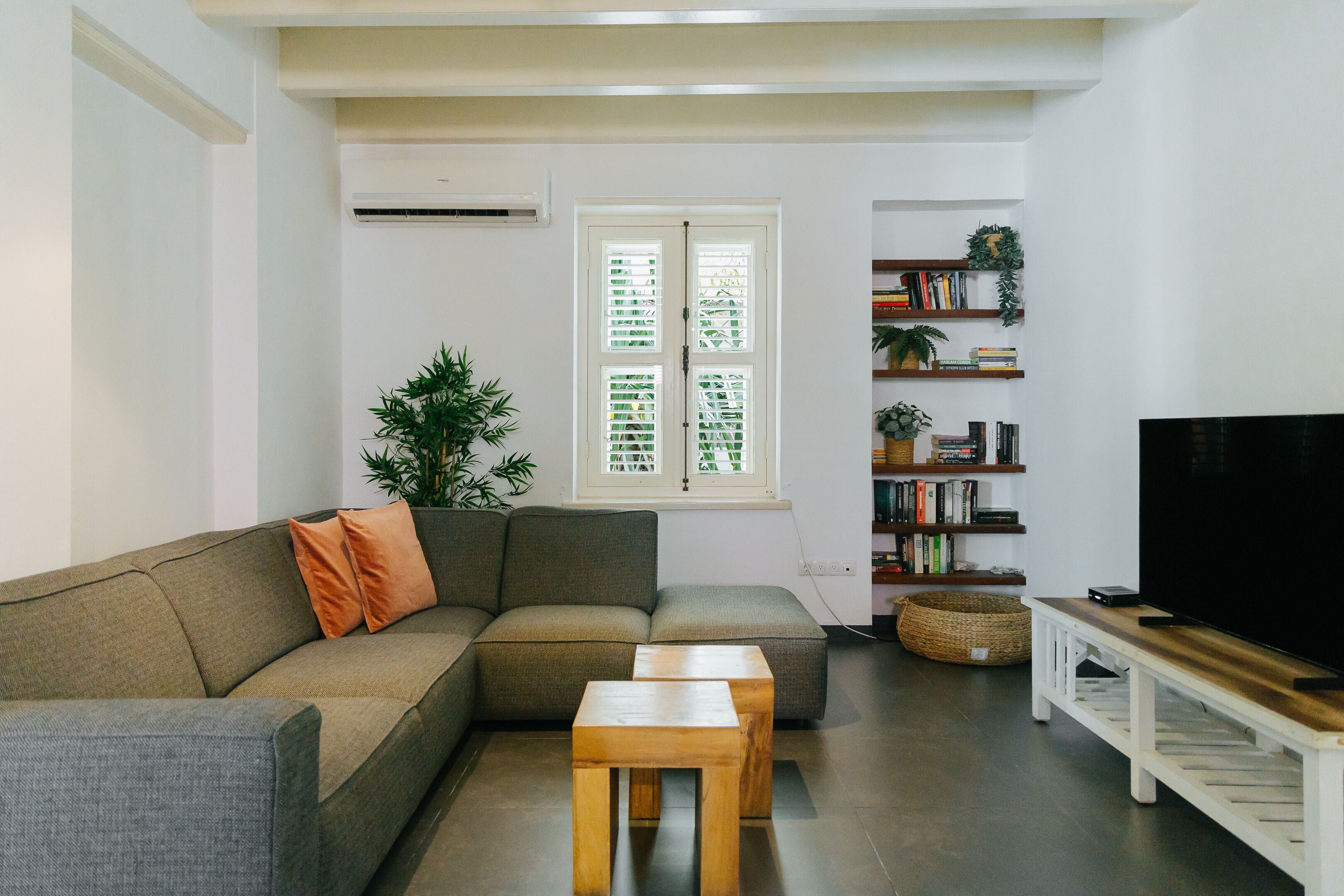 Exclusief appartement | Woonruimte | Een 43-inch smart-tv met digitale zenders, een televisie en Netflix