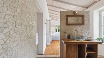 Grand appartement | Badkamer | Een douche, een regendouche, een haardroger, handdoeken