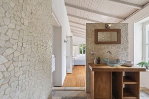 Grand Apartment | Bathroom | Shower, rainfall showerhead, hair dryer, towels