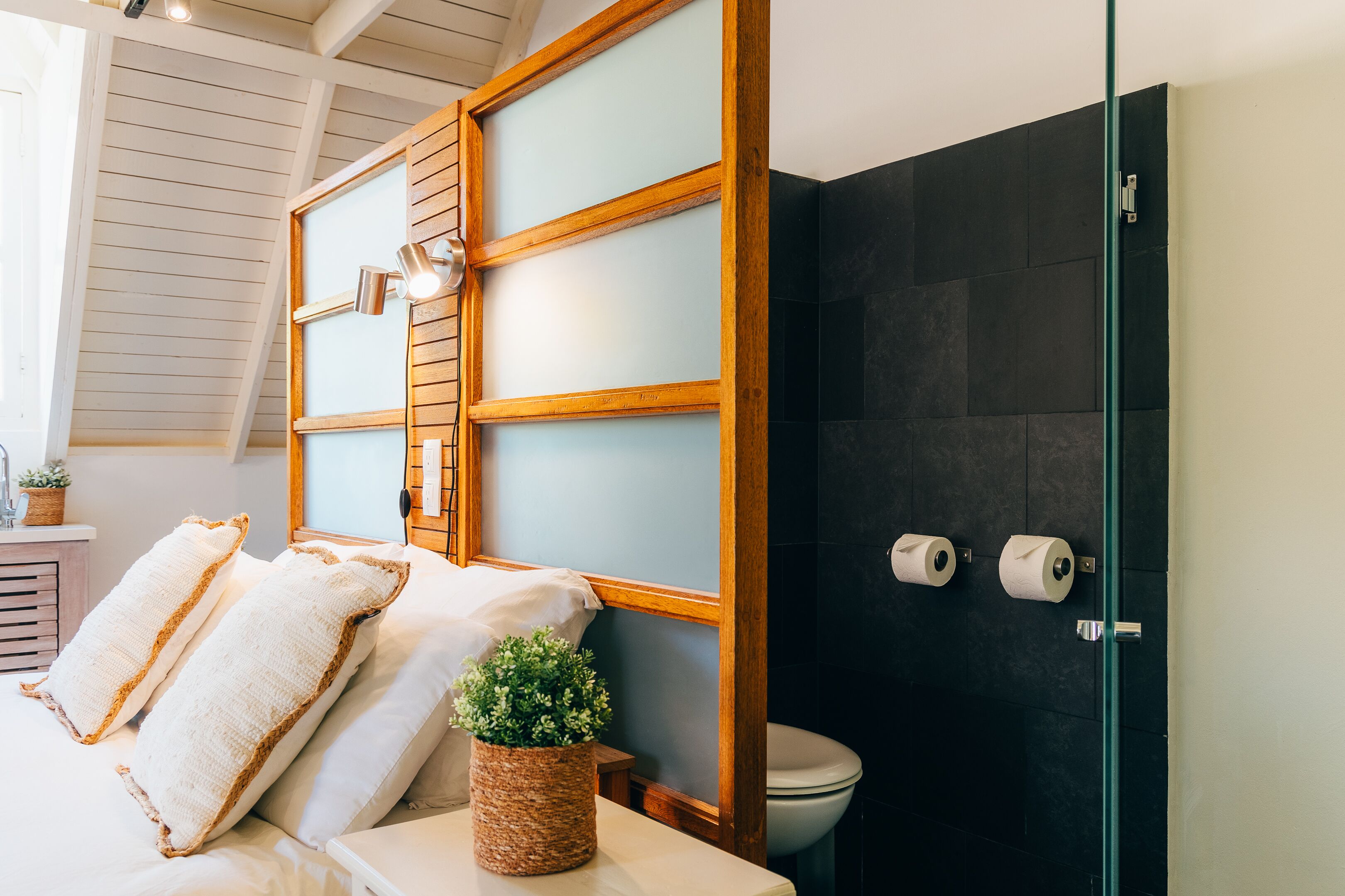 Comfort-studio | Kylpyhuone | Suihku, sadesuihkupää, hiustenkuivaaja, pyyhkeet