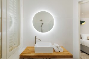Classic Studio | Bathroom | Shower, rainfall showerhead, free toiletries, hair dryer