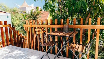 Superior-studio, 1 keskisuuri parisänky, kaupunkinäköala, uima-altaan luona | Terassi/patio