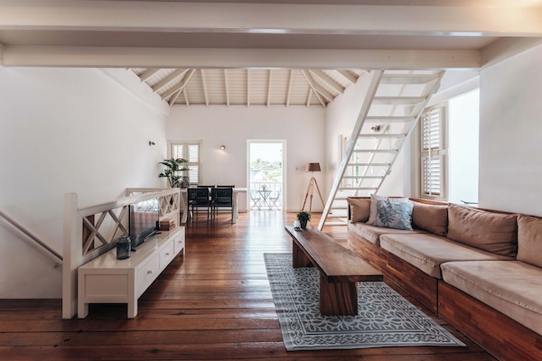 Apartemen Kota | Area keluarga | Smart TV 43-inci dengan saluran TV digital, TV, dan Netflix