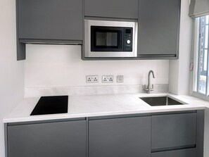 Cookware/dishes/utensils - Chelsea Flat 10 mins Harrods with Gym (London)