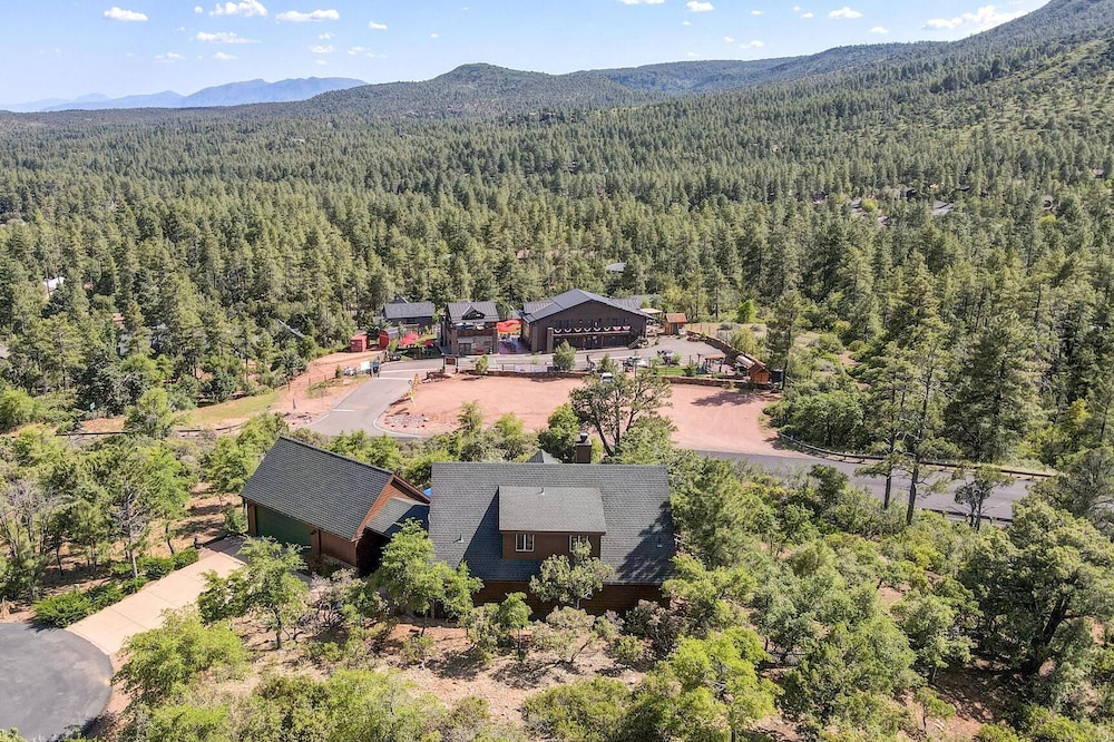 2 bedroom 1 bath Breathtaking Mountain Retreat: Unparalleled Views!
