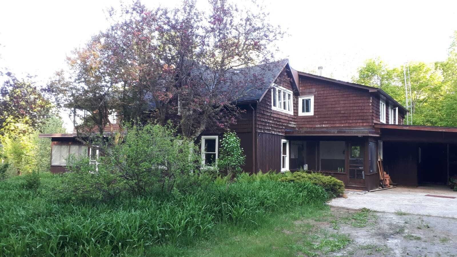 *Amazing deal for the season*
Cozy and spacious cottage w/ private lake & dock 