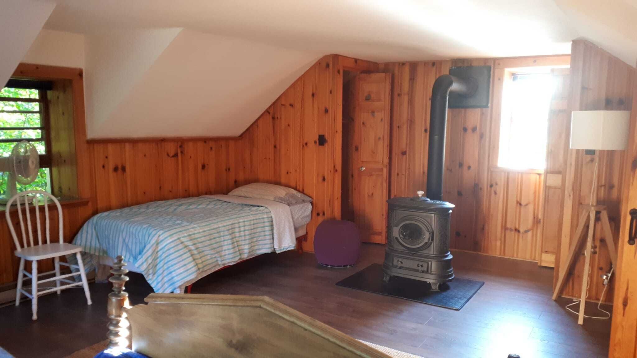 *Amazing deal for the season*
Cozy and spacious cottage w/ private lake & dock 